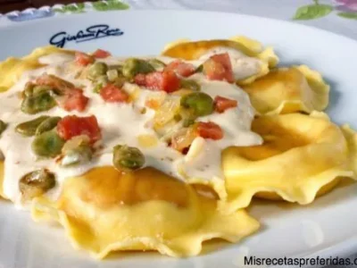 RAVIOLIS DE QUESO DE CABRA Y CEBOLLA CARAMELIZADA ACOMPAÑADA CON CREMA DE NATA HABITAS MINI Y JAMÓN COCIDO