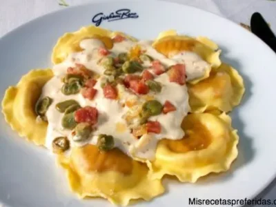 RAVIOLIS DE QUESO DE CABRA Y CEBOLLA CARAMELIZADA ACOMPAÑADA CON CREMA DE NATA HABITAS MINI Y JAMÓN COCIDO