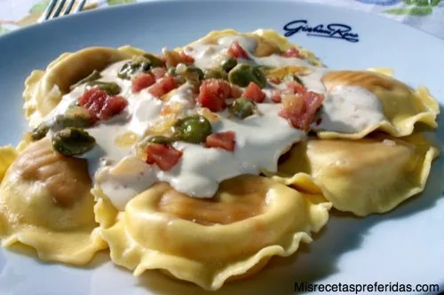 RAVIOLIS DE QUESO DE CABRA Y CEBOLLA CARAMELIZADA ACOMPAÑADA CON CREMA DE NATA HABITAS MINI Y JAMÓN COCIDO