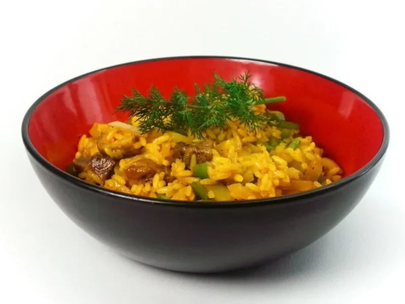 Arroz con pollo troceado