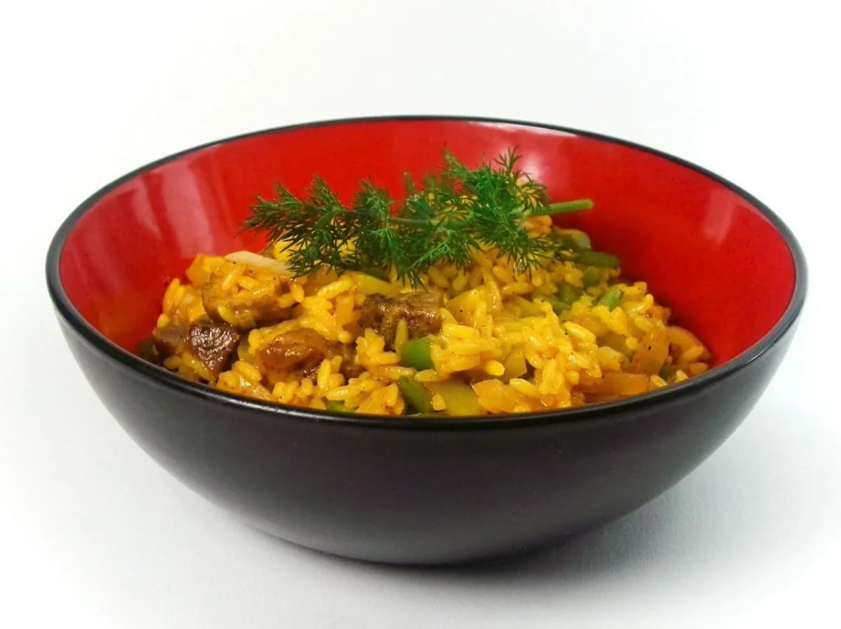 Arroz con pollo troceado