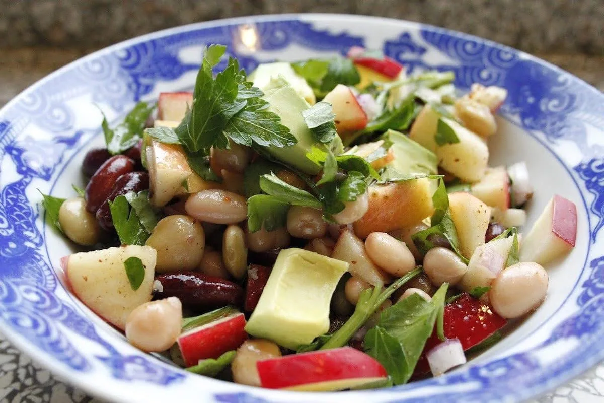 Ensalada de alubias con aguacate
