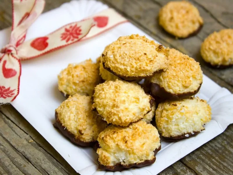 Pastelitos de coco bañados en chocolate
