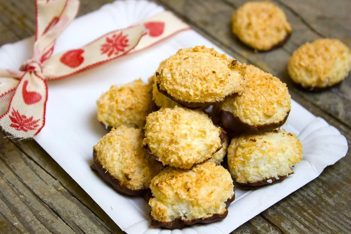 Pastelitos de coco bañados en chocolate