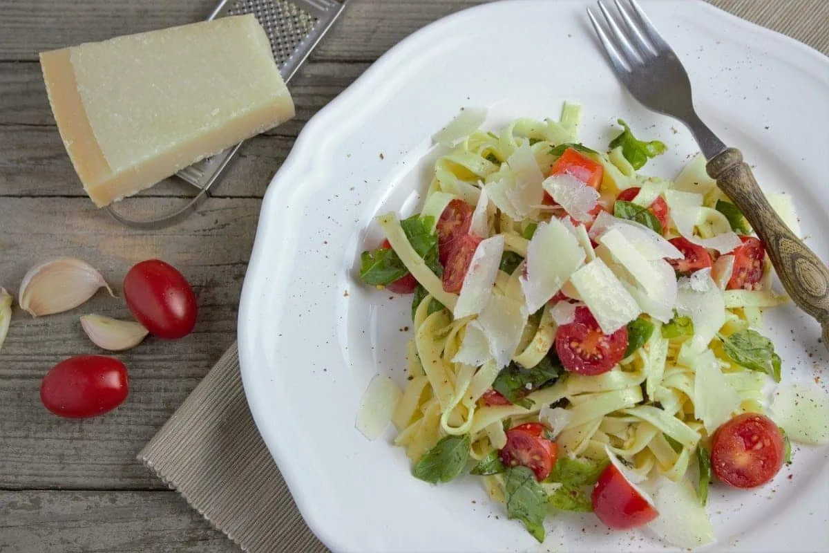 Tallarines con parmesano y cherry
