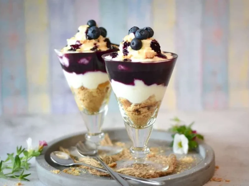 Copa de helado con chocolate blanco