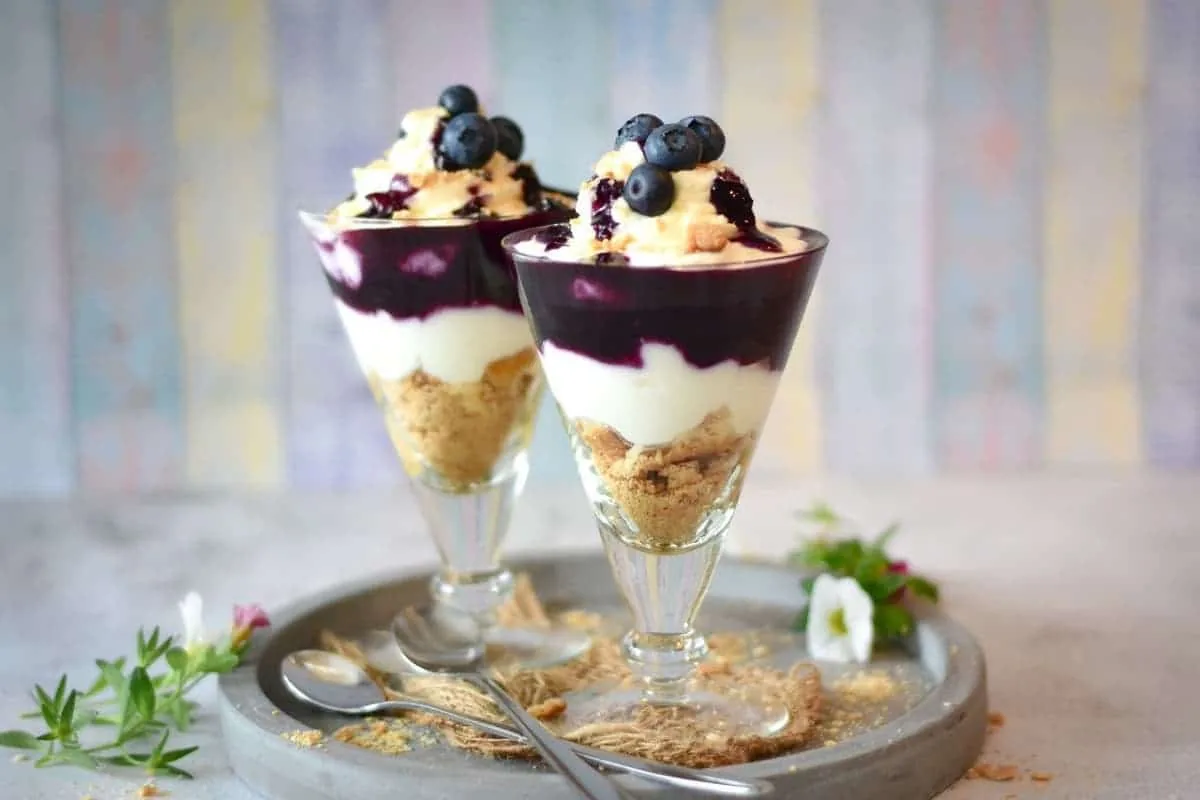 Copa de helado con chocolate blanco