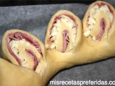 Corona de pan rellena
