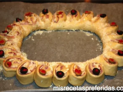 Corona de pan rellena