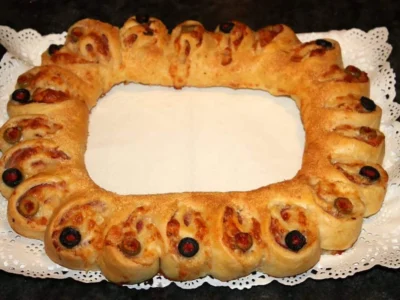 Corona de pan rellena