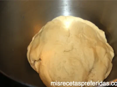 Corona de pan rellena