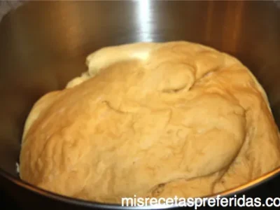 Corona de pan rellena