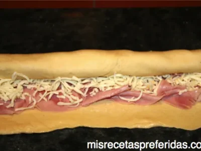 Corona de pan rellena