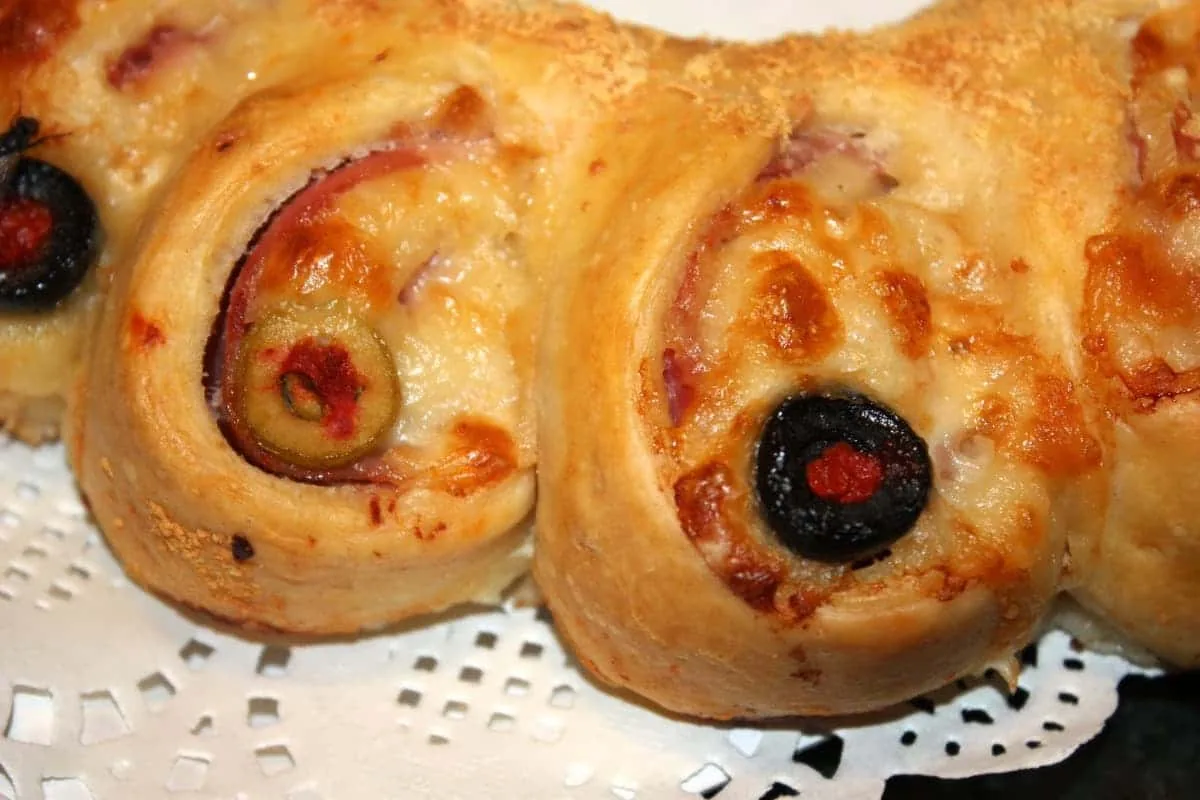 Corona de pan rellena
