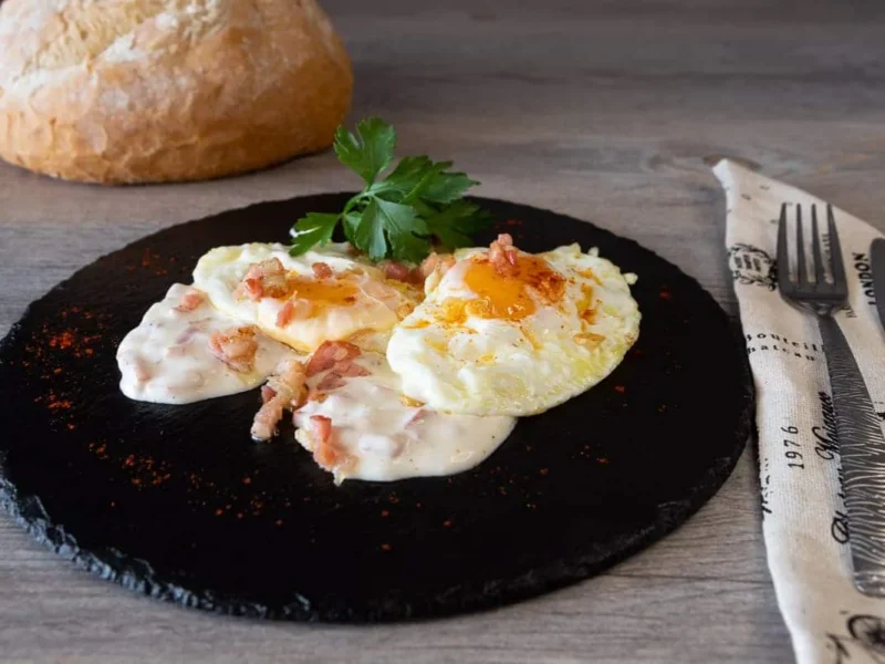 Huevos con nata y beicon