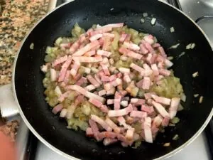 Huevos con nata y beicon