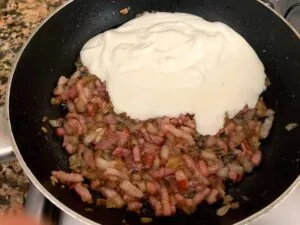 Huevos con nata y beicon