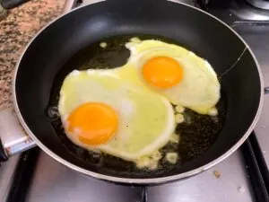 Huevos con nata y beicon