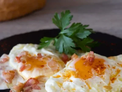 Huevos con nata y beicon