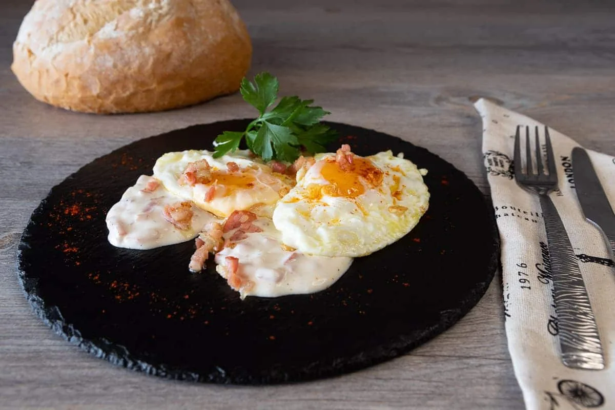Huevos con nata y beicon