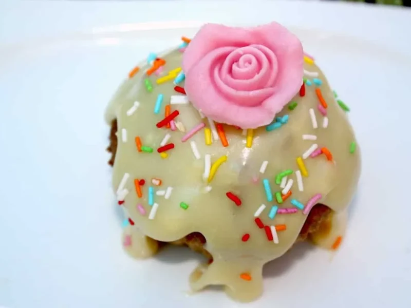 MUFFINS DE CHOCOLATE CON COBERTURA DE CHOCOLATE BLANCO