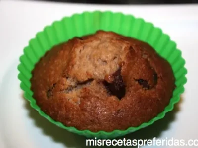 MUFFINS DE CHOCOLATE CON COBERTURA DE CHOCOLATE BLANCO