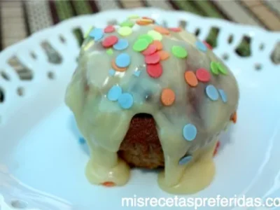 MUFFINS DE CHOCOLATE CON COBERTURA DE CHOCOLATE BLANCO