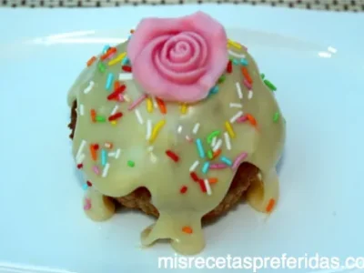 MUFFINS DE CHOCOLATE CON COBERTURA DE CHOCOLATE BLANCO