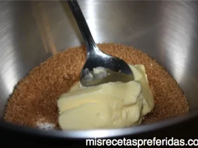MUFFINS DE CHOCOLATE CON COBERTURA DE CHOCOLATE BLANCO