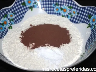MUFFINS DE CHOCOLATE CON COBERTURA DE CHOCOLATE BLANCO