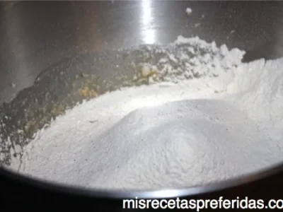 MUFFINS DE CHOCOLATE CON COBERTURA DE CHOCOLATE BLANCO