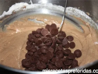 MUFFINS DE CHOCOLATE CON COBERTURA DE CHOCOLATE BLANCO