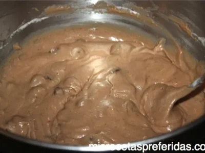MUFFINS DE CHOCOLATE CON COBERTURA DE CHOCOLATE BLANCO