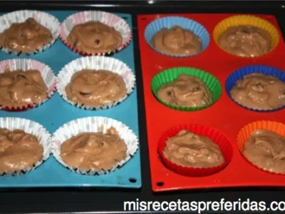 MUFFINS DE CHOCOLATE CON COBERTURA DE CHOCOLATE BLANCO