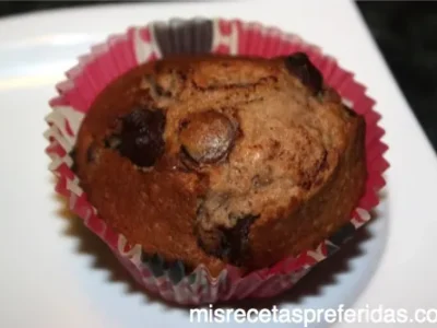 MUFFINS DE CHOCOLATE CON COBERTURA DE CHOCOLATE BLANCO