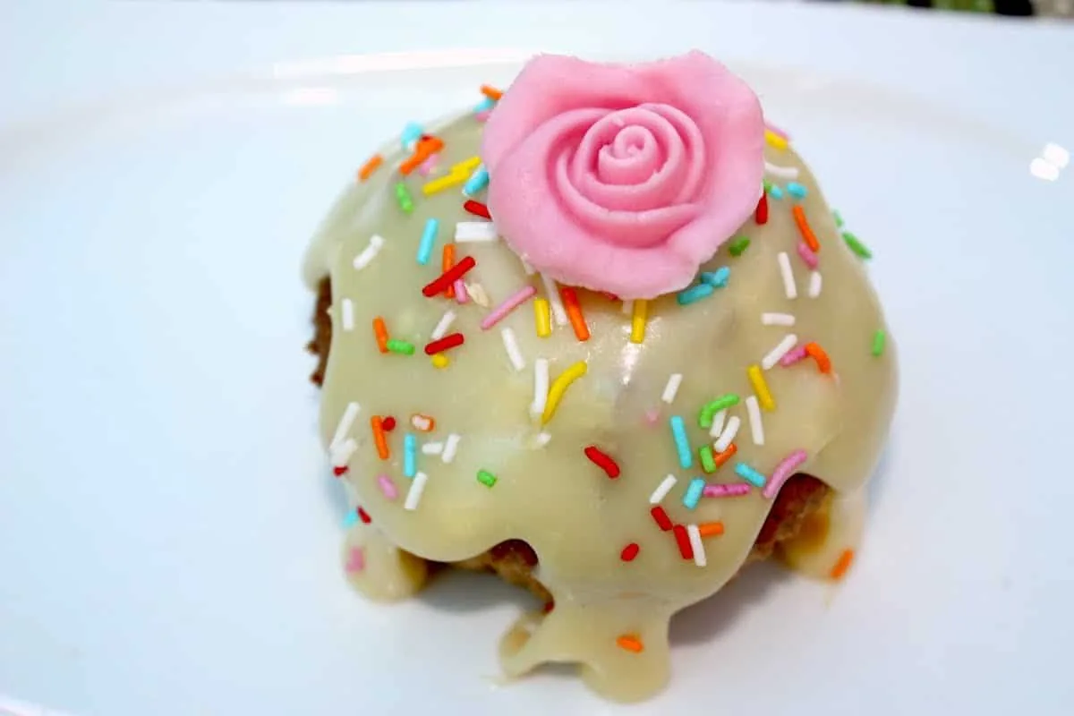 MUFFINS DE CHOCOLATE CON COBERTURA DE CHOCOLATE BLANCO