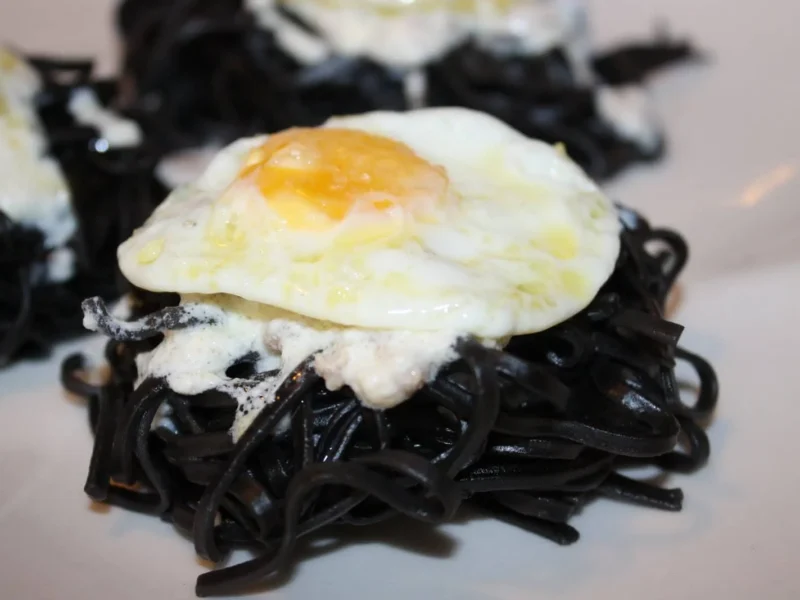 NIDOS DE ESPAGUETIS EN SU TINTA CON CREMA DE QUESO