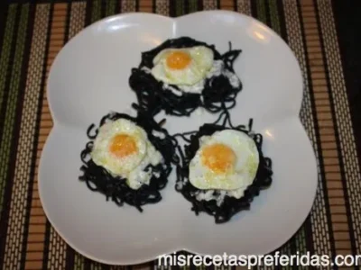 NIDOS DE ESPAGUETIS EN SU TINTA CON CREMA DE QUESO