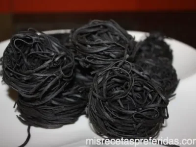 NIDOS DE ESPAGUETIS EN SU TINTA CON CREMA DE QUESO