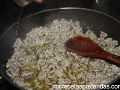 NIDOS DE ESPAGUETIS EN SU TINTA CON CREMA DE QUESO