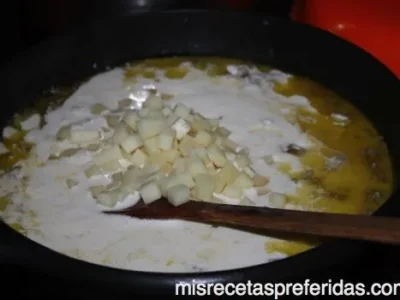 NIDOS DE ESPAGUETIS EN SU TINTA CON CREMA DE QUESO