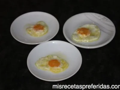 NIDOS DE ESPAGUETIS EN SU TINTA CON CREMA DE QUESO