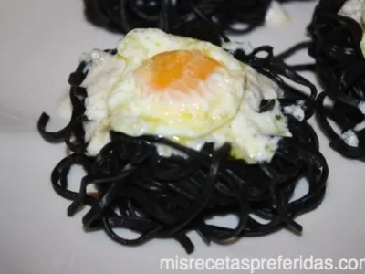 NIDOS DE ESPAGUETIS EN SU TINTA CON CREMA DE QUESO