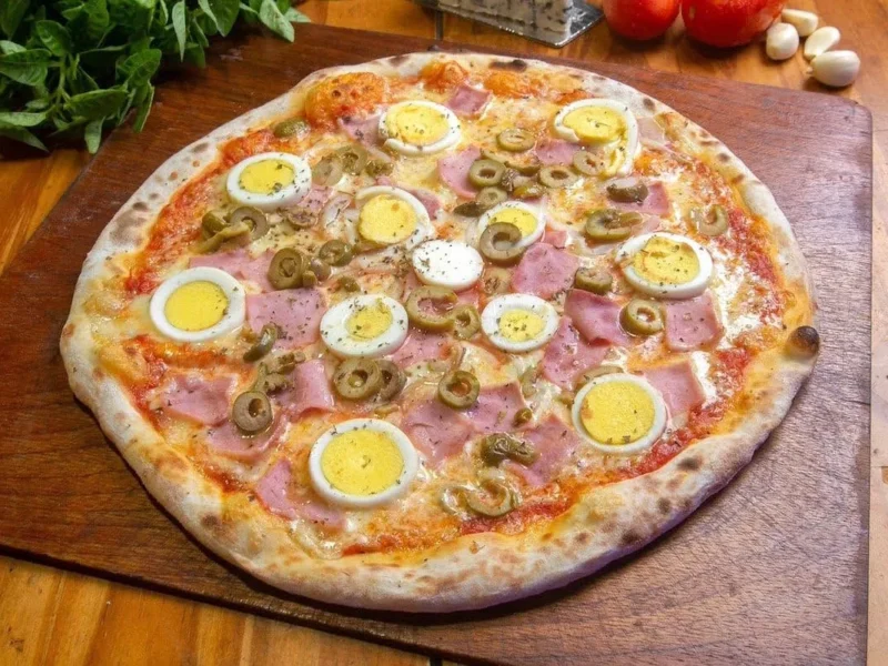 Pizza con huevos duros