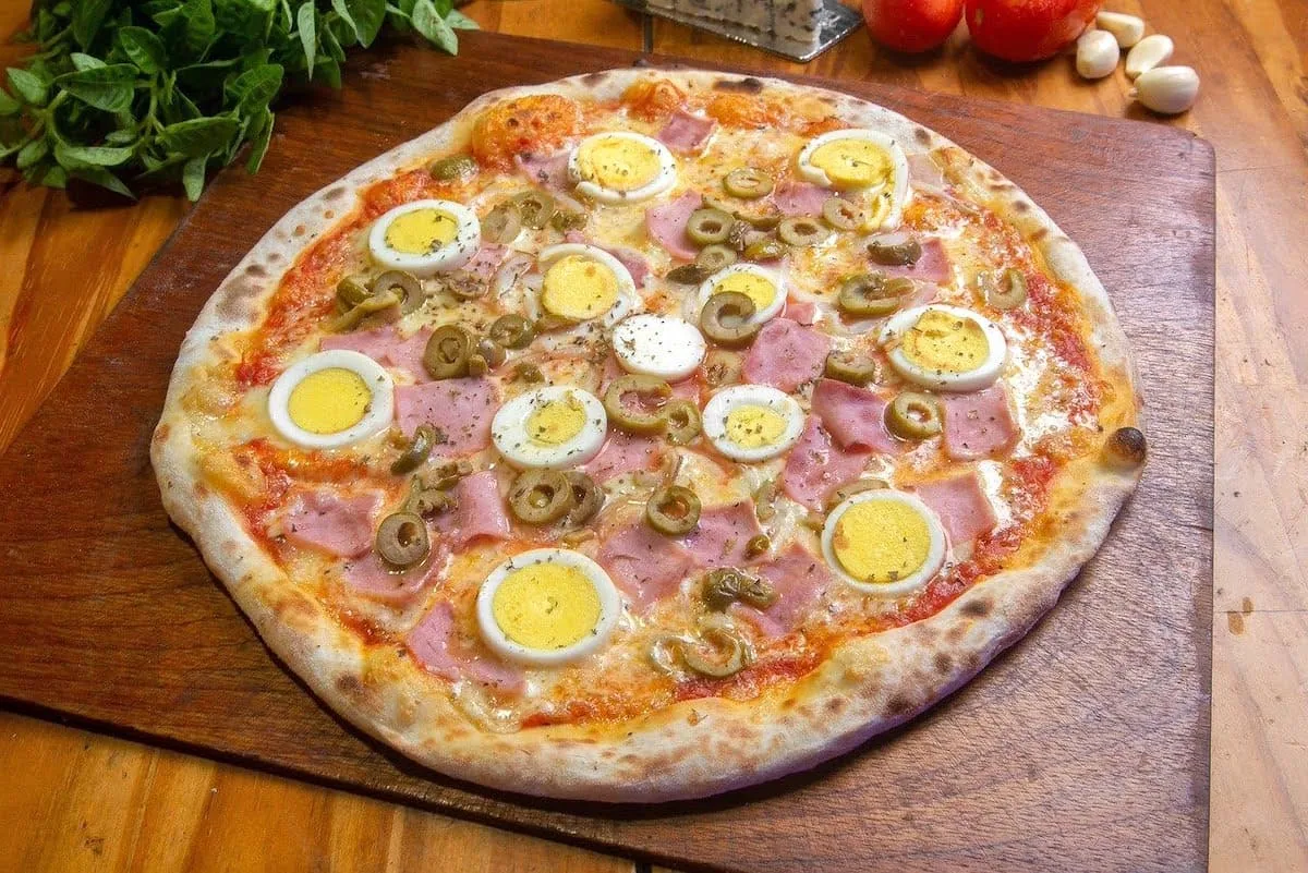 Pizza con huevos duros