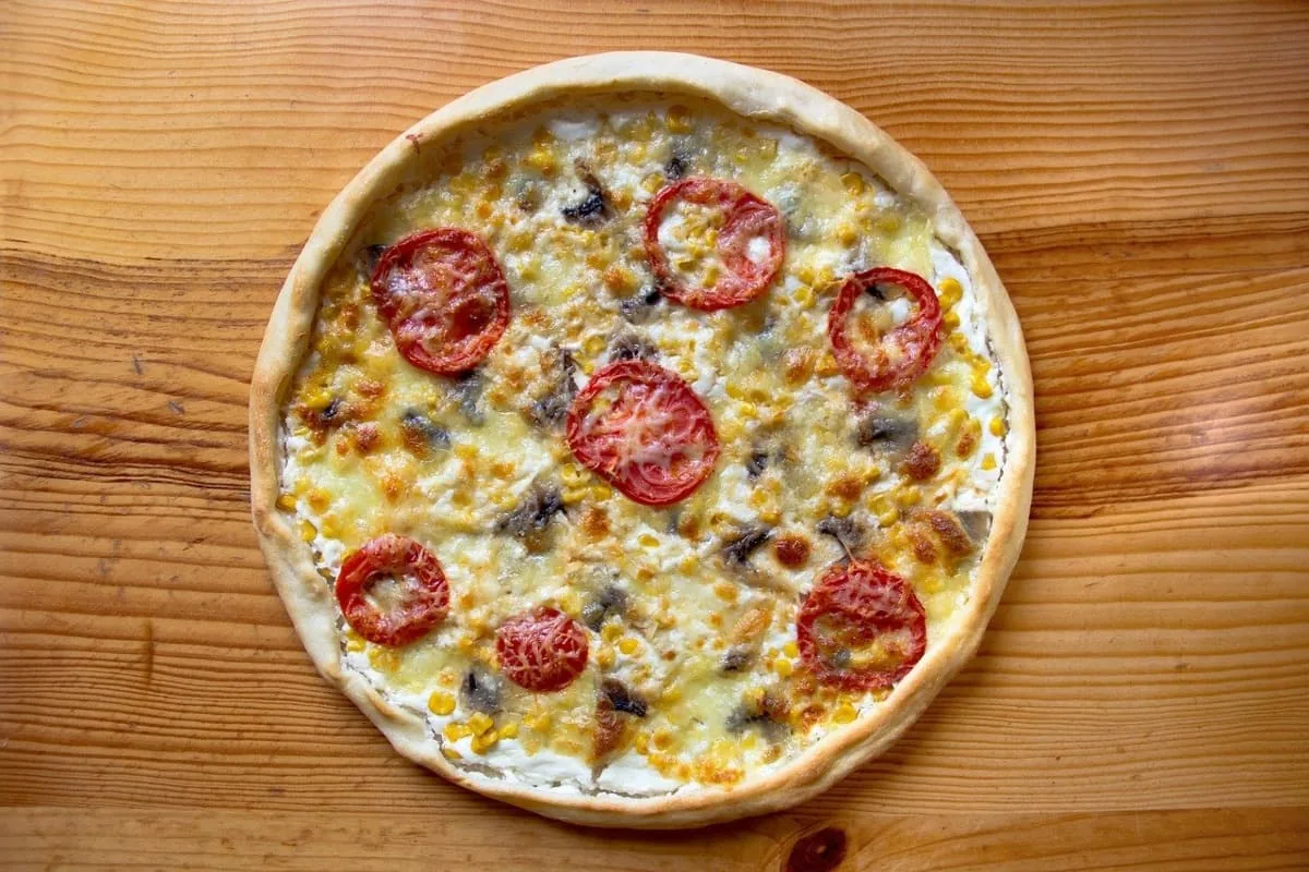 Pizza de champiñones queso y tomate