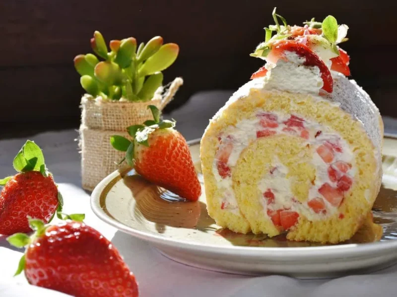 Brazo gitano relleno de nata con fresas