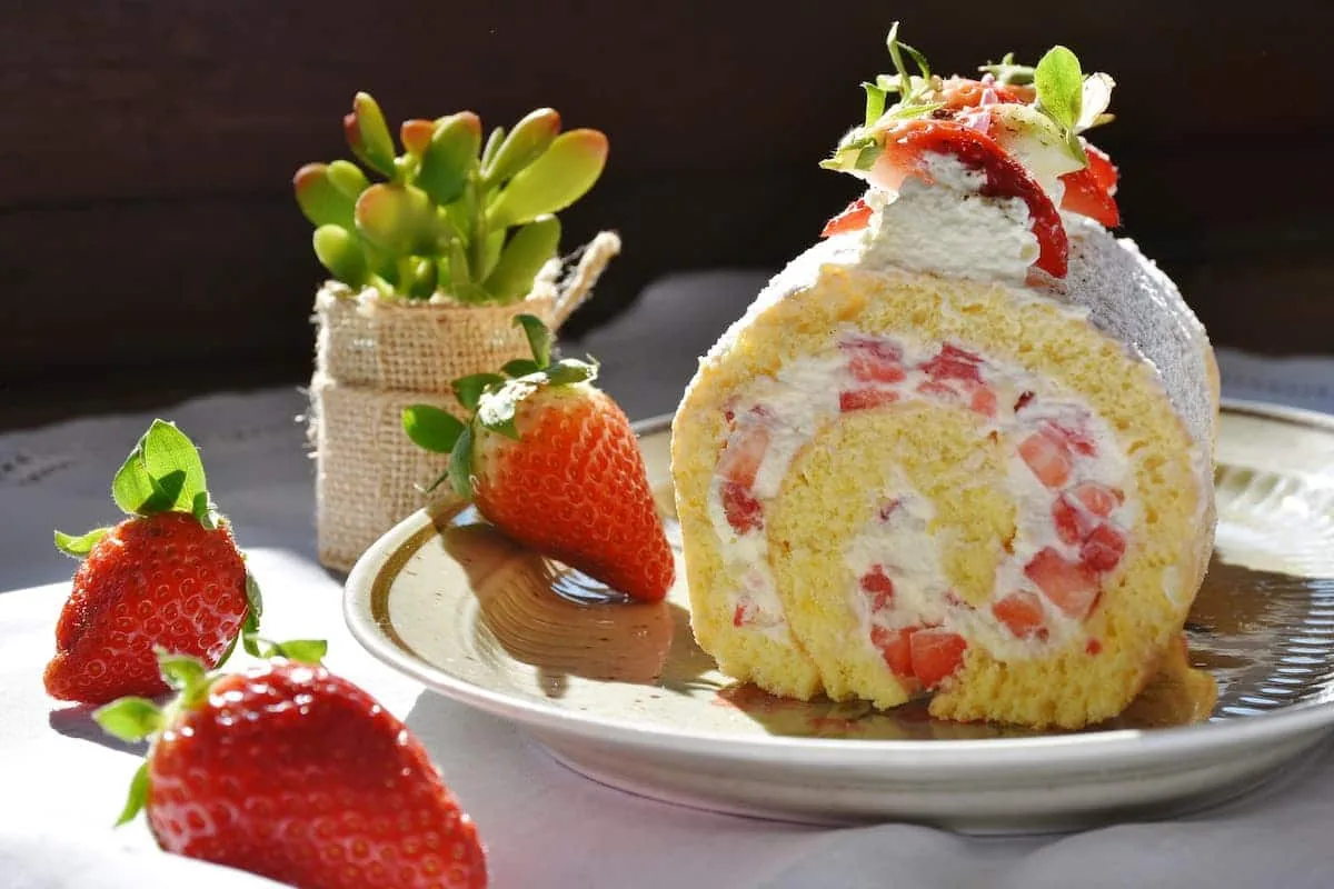Brazo gitano relleno de nata con fresas