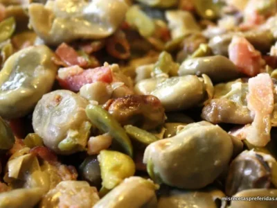 HABAS CON BEICÓN AHUMADO Y CEBOLLETAS