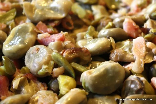 HABAS CON BEICÓN AHUMADO Y CEBOLLETAS